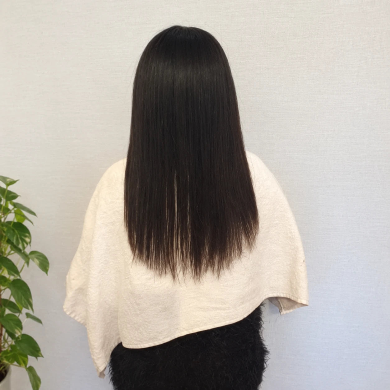 Cheveux crépus lissés au brushing, vus de dos